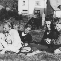 Lucy, Owen, Maud, Jeffrey – 1946 in Cornwall. The 1st and 3rd Narnia books are dedicated to the Barfield children.
